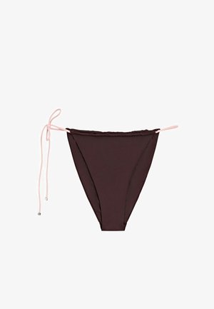 Ciemnobrązowy dół od bikini z jasnoróżowymi regulowanymi troczkami po bokach na białym tle.