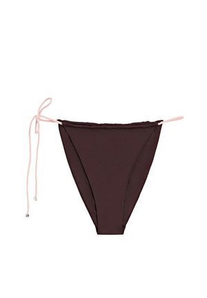 Slip bikini marrone scuro con lacci laterali regolabili rosa chiaro su sfondo bianco.