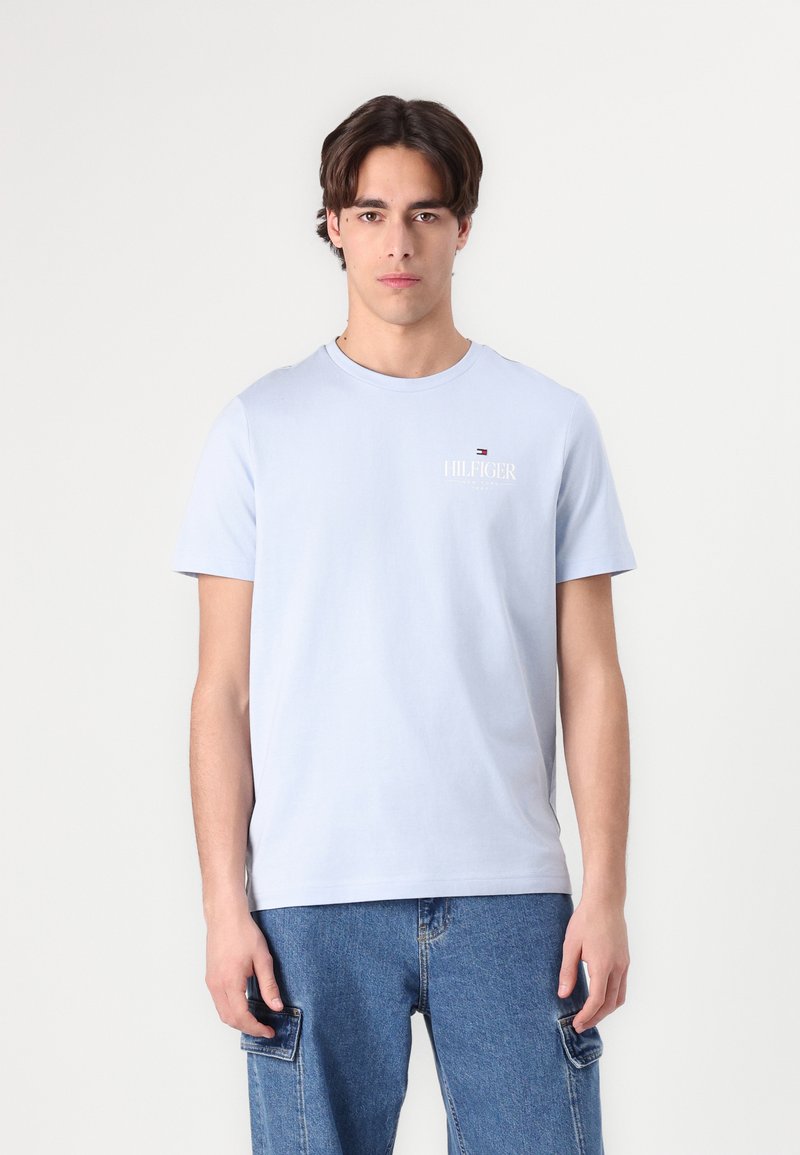 Tommy Hilfiger STACK TEE UNISEX - Print T-shirt - breezy blue