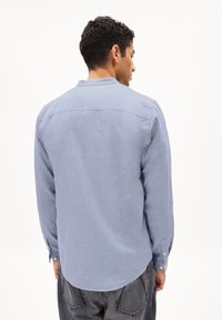ARMEDANGELS TOMAASAS - Hemd - faded indigo