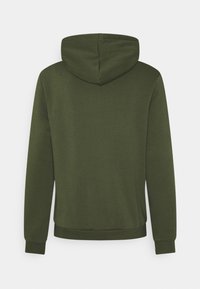 Sudadera verde con bolsillo tipo canguro, puños y dobladillo ribeteados, hecha de una suave tela texturizada con capucha ajustable y cordones.
