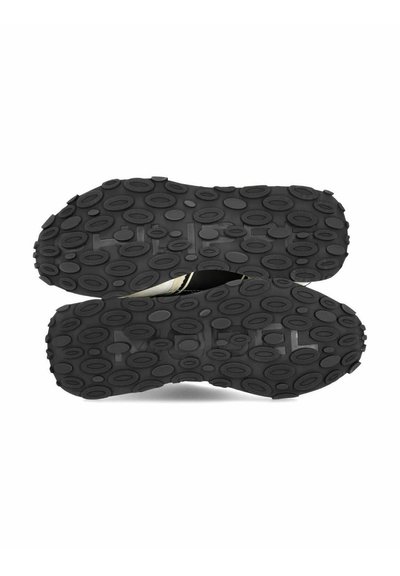 Sorte atletiske sko med en struktureret gummisål med ovale mønstre, designet til greb og holdbarhed. Det øverste materiale er ikke synligt.