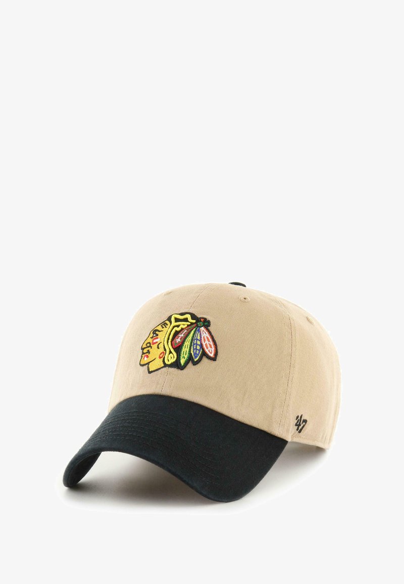 Baseballmütze mit einem khakifarbenen Stoffkörper und einem schwarzen Schirm. Auf der Vorderseite befindet sich ein besticktes Logo mit bunten Akzenten und Details.