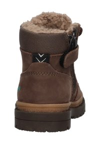 Bruine suède enkellaars met een furry kraag, zijrits en klittenbandsluiting. Voorzien van een profielrubberen zool voor grip en stabiliteit.