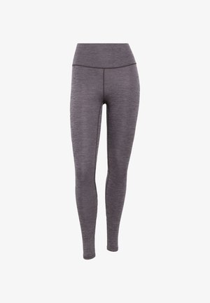 Leggings lavet af et tekstureret gråt stof, med en høj talje og en tætsiddende pasform. Ingen synlige lukninger eller mønstre.