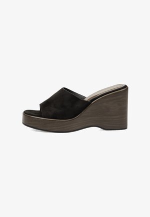 Sandalia cuña negra con puntera abierta, con una amplia cinta de tela y tacón plataforma de textura madera marrón, estilo sin cierre.