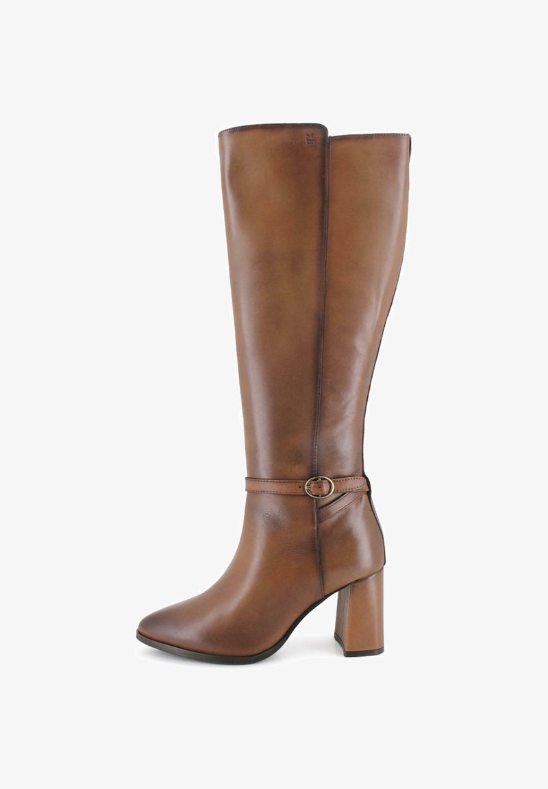Botín de cuero marrón hasta la rodilla con punta cuadrada, tacón grueso, un detalle de cinturón alrededor del tobillo y textura suave.