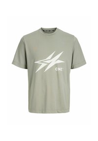 Camiseta de algodón verde oliva con cuello redondo, mangas cortas y un gran gráfico de un rayo blanco junto al texto "CNZ."
