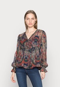 Blusa transparente com estampa floral paisley em vermelho, azul-marinho e verde. Apresenta um decote em V e mangas bufantes com punhos franzidos.