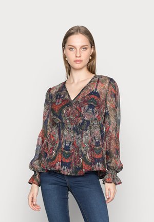 Blusa transparente com estampa floral paisley em vermelho, azul-marinho e verde. Apresenta um decote em V e mangas bufantes com punhos franzidos.