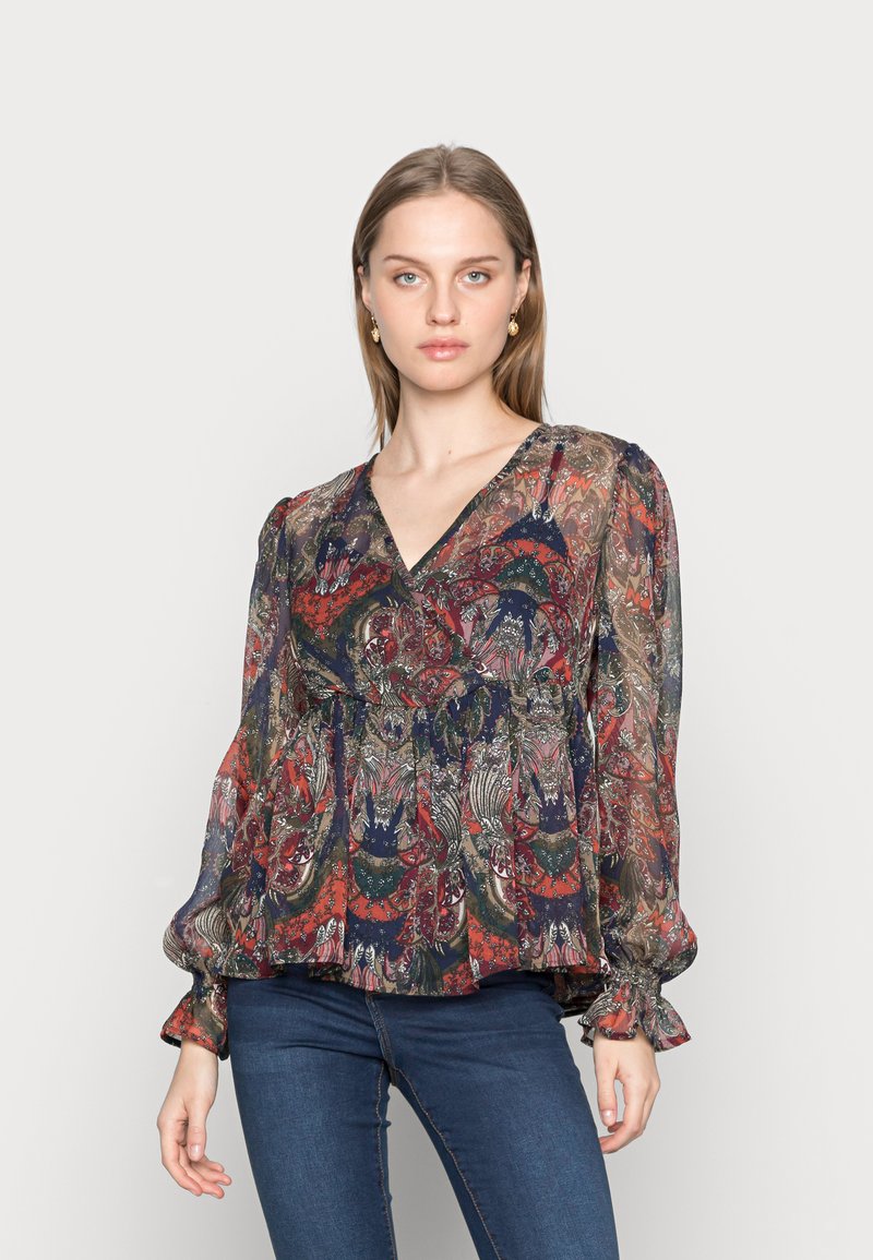 Blusa transparente com estampa floral paisley em vermelho, azul-marinho e verde. Apresenta um decote em V e mangas bufantes com punhos franzidos.