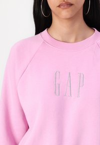 GAP LOGO CREW - Mikina - pink