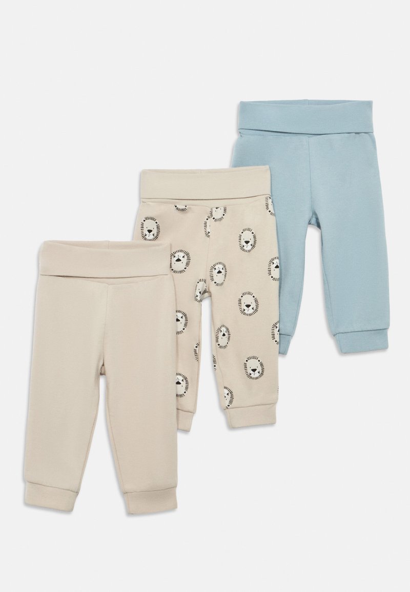 Set de trei pantaloni pentru copii: bej deschis, cu modele de fețe de leu; bej solid deschis; și albastru deschis solid. Toți au talie elastică.