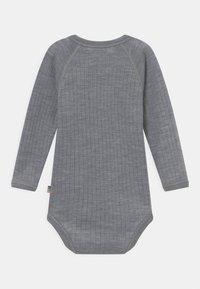 Body a manica lunga realizzato in tessuto grigio a costine. Presenta un neckline arrotondato e un'etichetta colorata sull'orlo. Tessuto liscio con design aderente.
