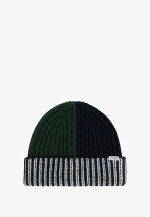 Gorro de punto con paneles verticales en verde oscuro y azul marino, presenta un ribete doblado con rayas alternas en azul marino y blanco y una pequeña etiqueta en el puño.