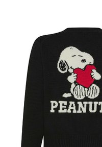 Maglione nero con Snoopy che tiene un cuore rosso con gli occhi chiusi, sopra il testo bianco che legge "PEANUTS" sulla parte posteriore.