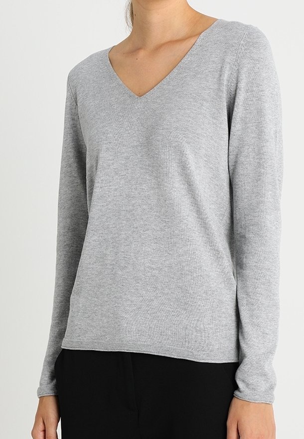 Maglioncino grigio a maniche lunghe con scollo a V, realizzato in un tessuto morbido e testurizzato. Design semplice, senza motivi o decorazioni visibili.