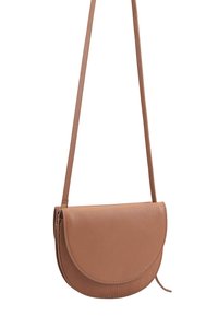 Tan leren crossbody tas met een gebogen klep, een soepele textuur en een lange verstelbare schouderband. Kenmerkt zich door een minimalistisch ontwerp en subtiele stiksels.