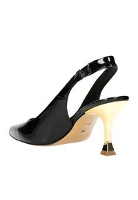 Scarpine slingback in vernice nera con punta affusolata, sottile tacco accentuato in oro e dettagli testurizzati nella cinghia. Numero segnato come 38.