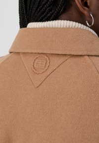 Tommy Hilfiger Curve BELTED COAT - Classic coat - light sepia brown