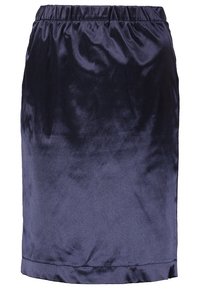 Jupe crayon en satin bleu marine dotée d'une taille élastique et d'une texture lisse, avec un ourlet simple et sans embellissements supplémentaires.