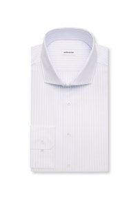 Chemise blanche à manches longues avec de fines rayures verticales, pliée avec les boutons visibles et un col classique.