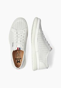 Baskets en cuir perforé blanc avec une texture douce, lacets plats et semelle rembourrée. Présente une semelle intérieure marquée et des accents de contraste de couleur.