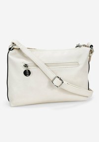 Bolso cruzado de imitación cuero blanco con cierre de cremallera, correa ajustable y un bolsillo frontal con cremallera que presenta un acento metálico.