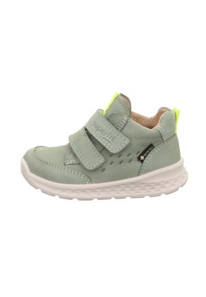 Hellgrüner Kinderschuh mit Klettverschlüssen und einem strukturierten Design. Verfügt über eine weiße Gummisohle, ein weiches Lederoberteil und einen neonfarbenen Akzent.