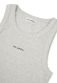 Hallide ribaga top, ümmarguse kaelusega ja logotagiga, millel on tekst "OH APRIL." Omab pehmet tekstuuri ja keha järgivat lõiget.