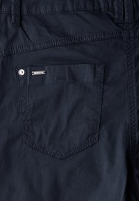 Pantaloni blu navy con una texture liscia, dotati di una tasca posteriore quadrata, bottone in metallo e dettagli di cucitura discreti.