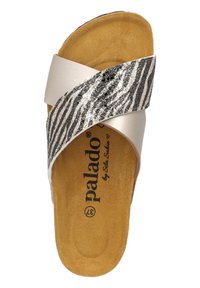 Sandalo a fascia con un cinturino a strisce zebrate argentate e nere, tomaia in ecopelle e insole in suede color tabacco. Suola piatta.