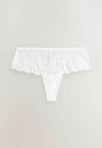 Witte slip met een brede kanten band die bovenaan bloempatronen heeft en een gladde stoffen body.