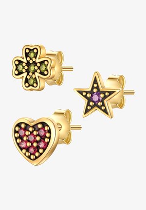 Guldtonede studsøreringe med et sæt, der har en blomst med grønne sten, et hjerte med røde sten og en stjerne med en lilla sten.