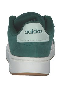 Gröna mockaskor med vit sula och gummiyttersula. Har vadderad krage och tunga, med "adidas"-logotyp i ljus teal på hälen.