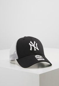 Cască de baseball neagră cu spate din plasă albă, având un logo brodat proeminent pe față și o vizieră curbată. Eticheta brandului 47 este vizibilă.