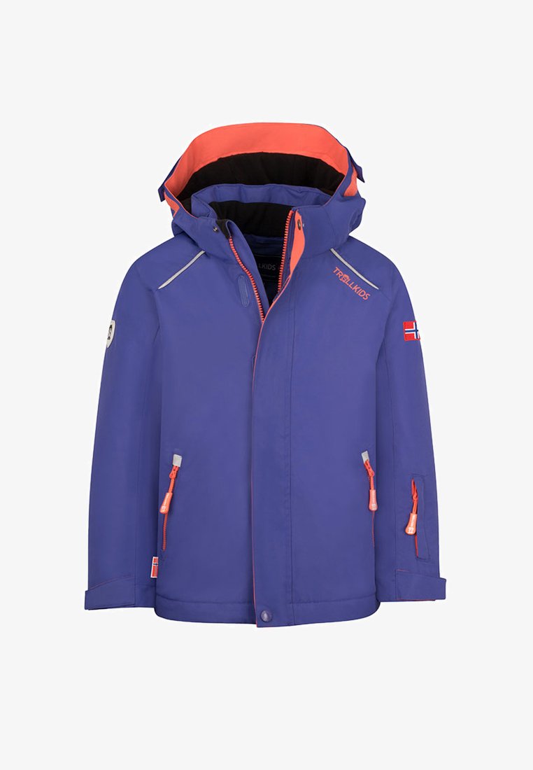 Lila wasserdichte Jacke mit einem orangefarbenen Innenfutter der Kapuze und Reißverschlüssen. Verfügt über reflektierende Akzente und ein norwegisches Flaggen-Patch auf dem Ärmel.