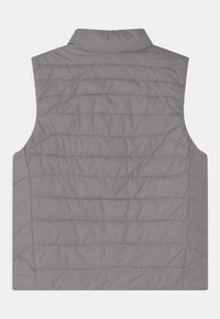 Šedá bezrukávová vesta s stojáčkem, která má prošívaný design a horizontální švy, vyrobená z lehkého materiálu.