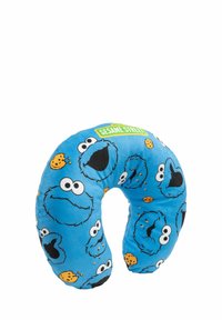 Cuscino per il collo con un rivestimento blu e morbido che presenta volti di Cookie Monster e grafiche di biscotti, forma a U curva per il comfort, e un'etichetta "Sesame Street".