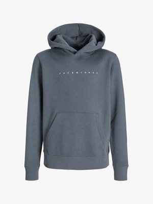 Sivá mikina s kapucňou, predným vreckom, šnúrkou na stiahnutie kapucne a nápisom "JACK & JONES" v bielej farbe. Mäkká látka a rebrované manžety na leme.