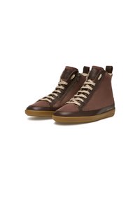 Sneaker alte in pelle e tessuto marrone scuro, con lacci beige, una cerniera laterale e una suola in gomma marrone testurizzata.