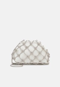 Kleine witte clutch tas omhuld met een zilveren kettingnet met diamanthaalpatroon en een bijpassende zilveren schouderband.