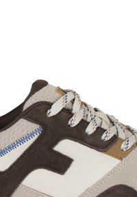 Baskets présentant un mélange de daim marron et de cuir beige clair, avec des accents blancs et des coutures bleues. Comprend un laçage proéminent et un détail de logo.
