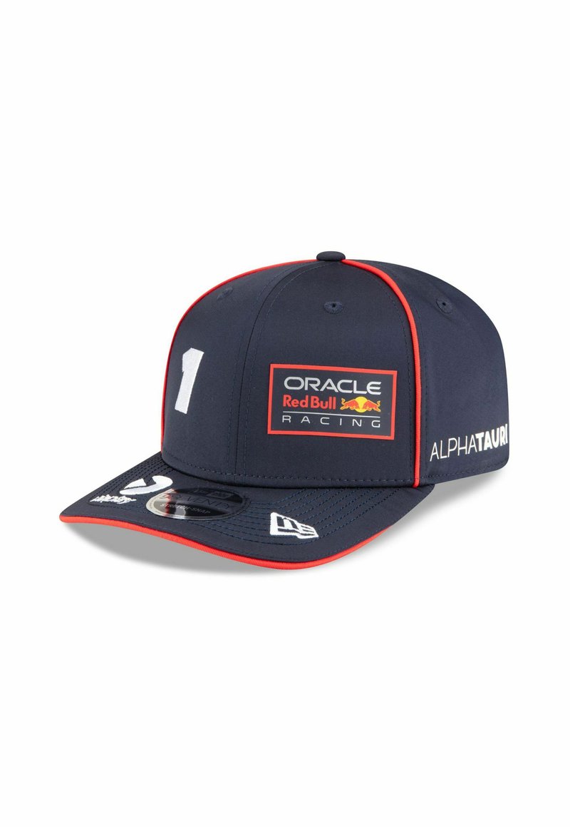 Marineblaues Cap mit roten Akzenten, das eine weiße Nummer "1" sowie Logos von Oracle Red Bull Racing und AlphaTauri zeigt. Weicher Stoff, strukturiertes Design.