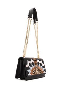 Bolso de cuero negro con cadenas doradas, que presenta patrones geométricos en azul, marrón y crema en la solapa frontal; diseño estructurado.