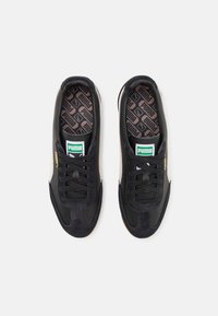 Svart- och beigefärgade sneakers i mocka och läder, med runda skosnören, vadderade innersulor och mönstrad innersula.