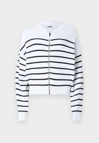 Przycięty biały kardigan z czarnymi poziomymi paskami, żebrowana faktura, okrągły dekolt i zamek błyskawiczny z przodu.