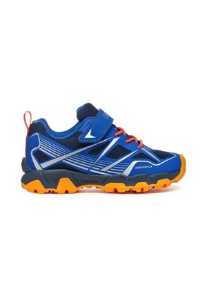 Blauer und orangefarbener Kindersportschuh mit Klettverschluss, orangenen Schnürsenkeln, dicker strukturierten Sohle und weißen grafischen Linien an der Seite.