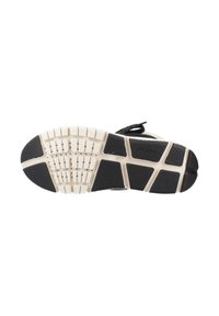 Suela en blanco y negro de una zapatilla con patrones de tracción segmentados y el nombre de la marca "Geox" en las secciones de goma de la suela.