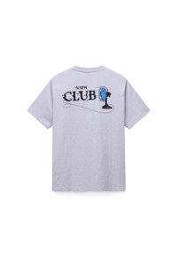T-shirt gris clair avec le texte « NAPA CLUB » et un graphique de ventilateur électrique noir avec des lignes de mouvement bleues au dos.